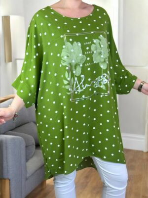 Κομψή πουά μπλούζα με στάμπα στη μέση