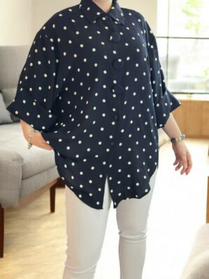 Κομψό πουά πουκάμισο