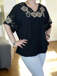 Μπλούζα με φίνα κεντητή floral λεπτομέρεια