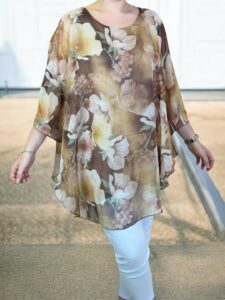 Η μπλούζα μουσελίνα που χαρίζει αέρινη κίνηση