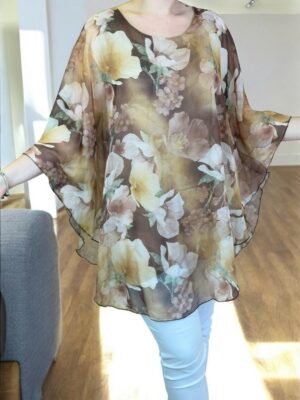 Η μπλούζα μουσελίνα που χαρίζει αέρινη κίνηση