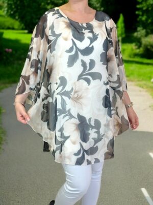 Η μπλούζα μουσελίνα που χαρίζει αέρινη κίνηση