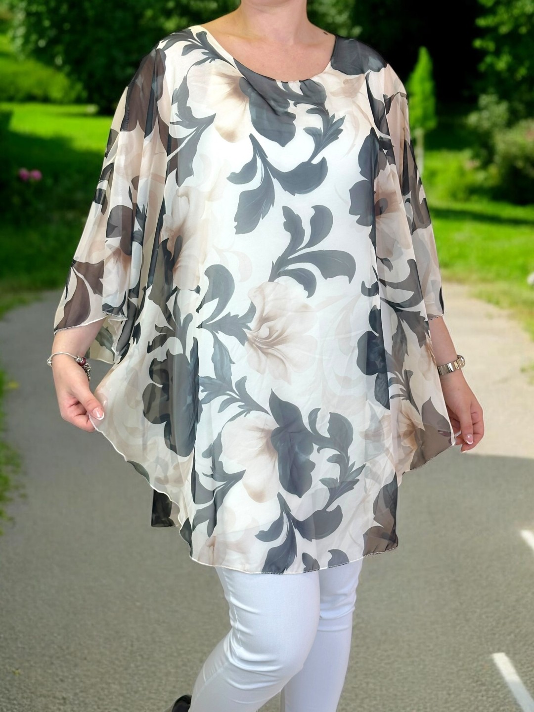 Η μπλούζα μουσελίνα που χαρίζει αέρινη κίνηση