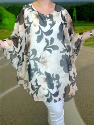 Η μπλούζα μουσελίνα που χαρίζει αέρινη κίνηση