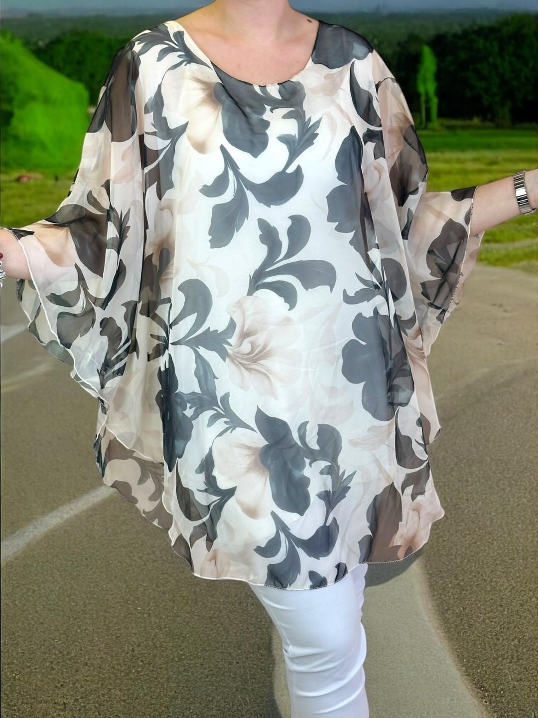 Η μπλούζα μουσελίνα που χαρίζει αέρινη κίνηση