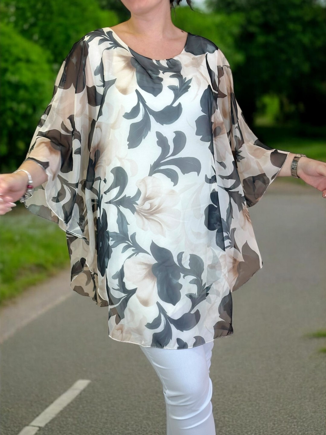 Η μπλούζα μουσελίνα που χαρίζει αέρινη κίνηση