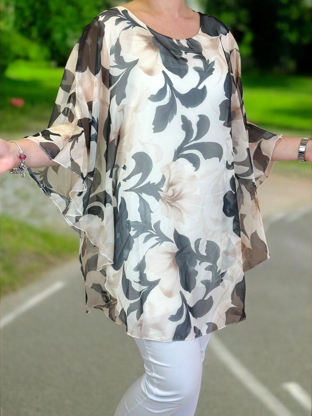 Η μπλούζα μουσελίνα που χαρίζει αέρινη κίνηση