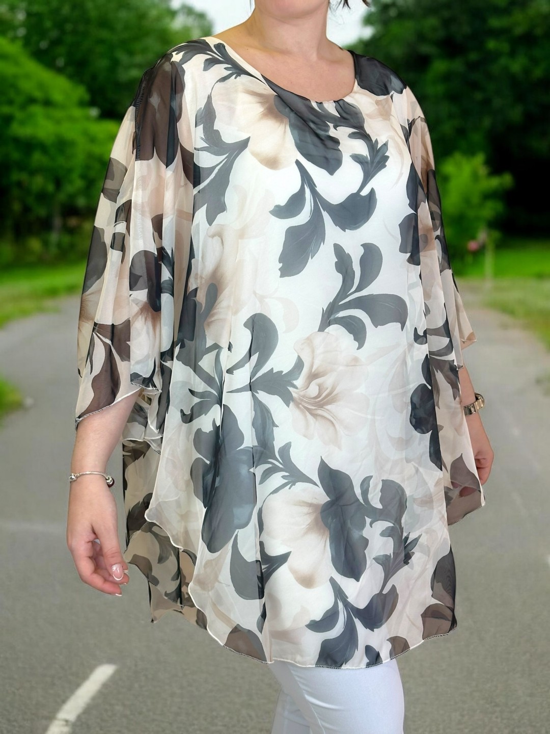 Η μπλούζα μουσελίνα που χαρίζει αέρινη κίνηση