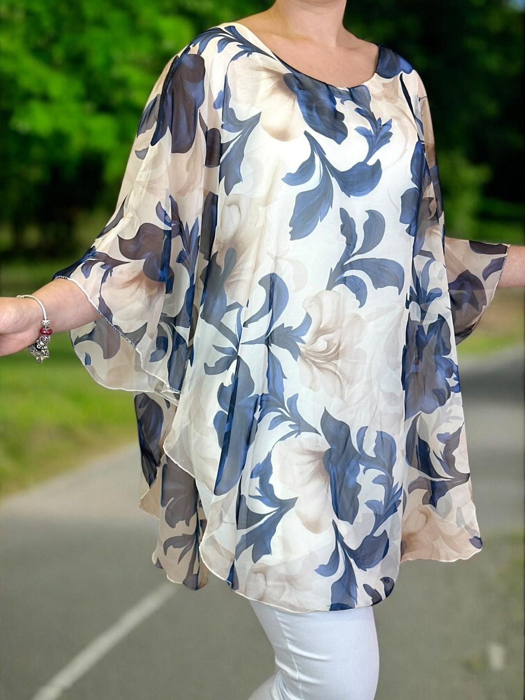 Η μπλούζα μουσελίνα που χαρίζει αέρινη κίνηση