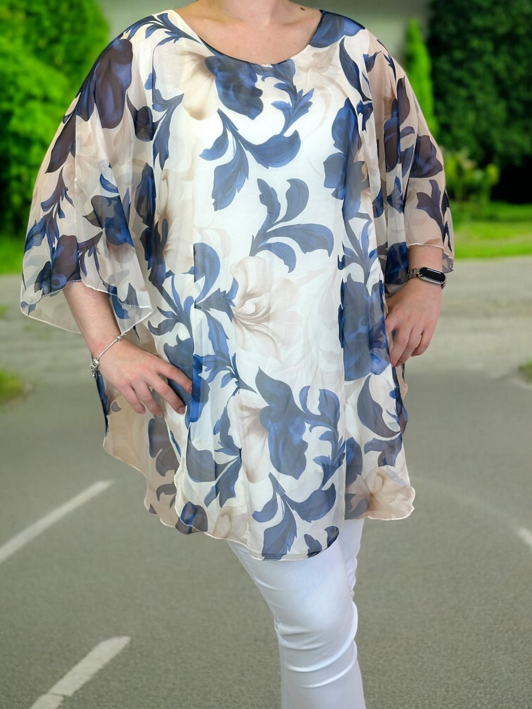 Η μπλούζα μουσελίνα που χαρίζει αέρινη κίνηση