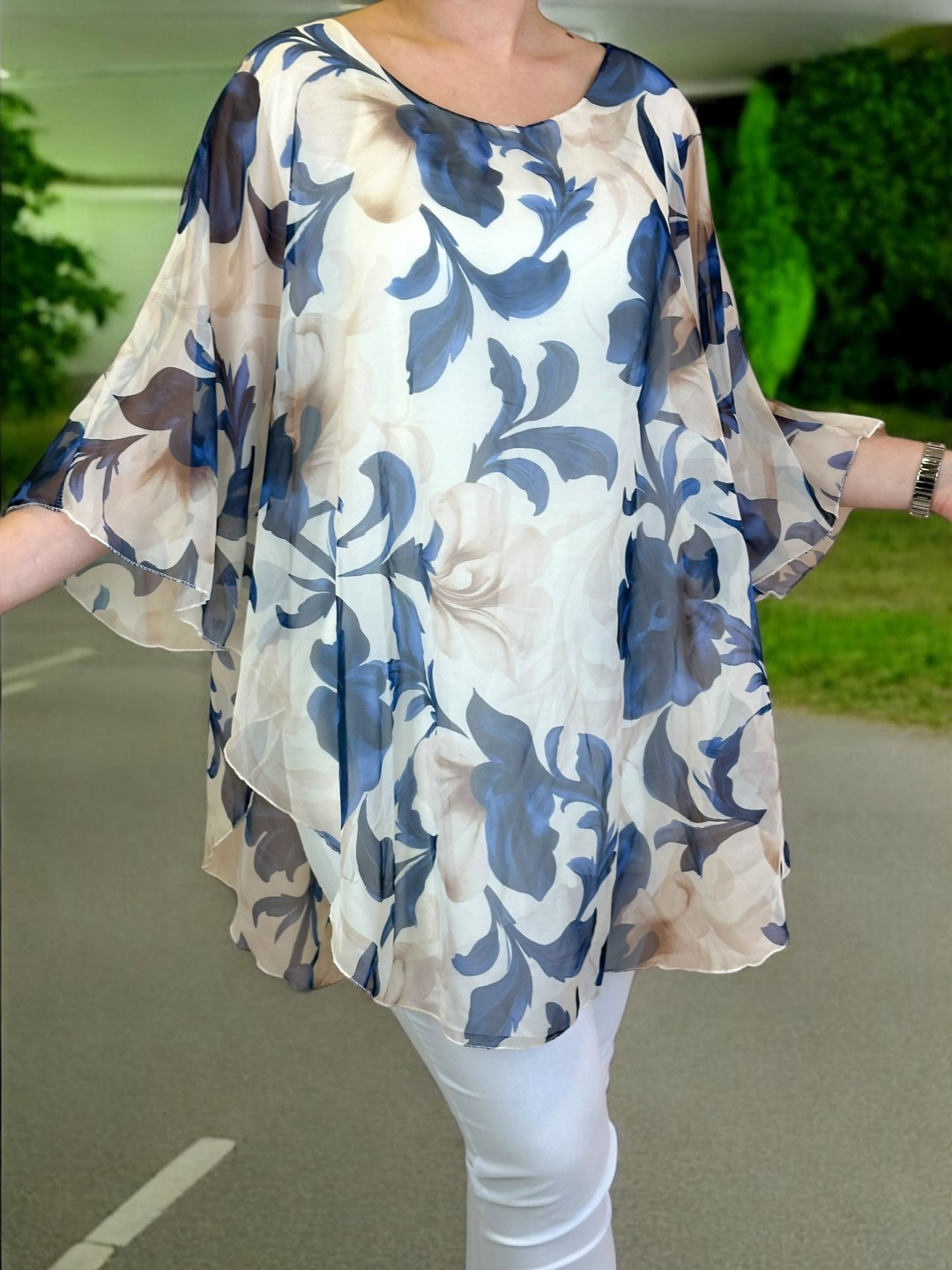 Η μπλούζα μουσελίνα που χαρίζει αέρινη κίνηση