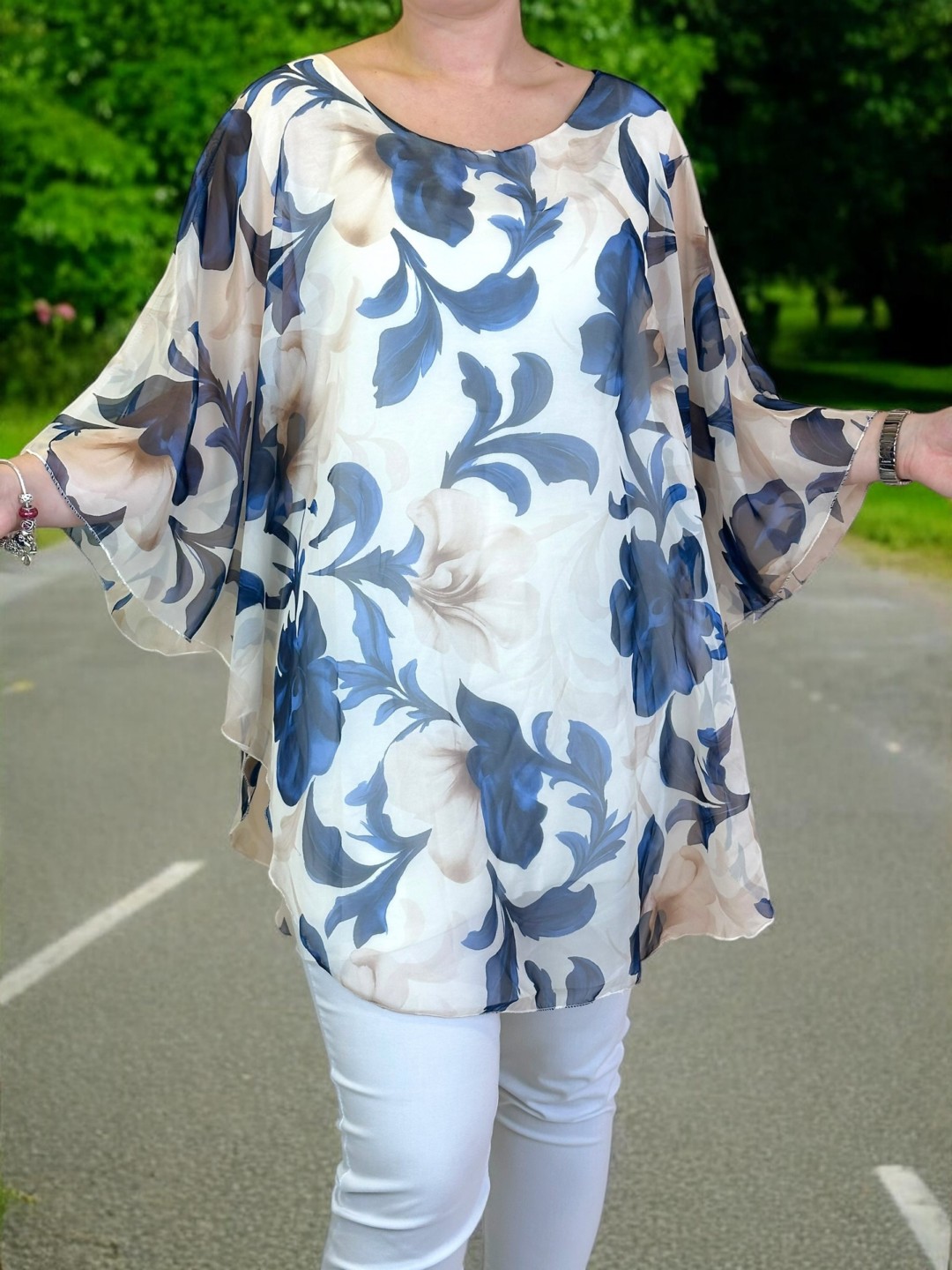 Η μπλούζα μουσελίνα που χαρίζει αέρινη κίνηση