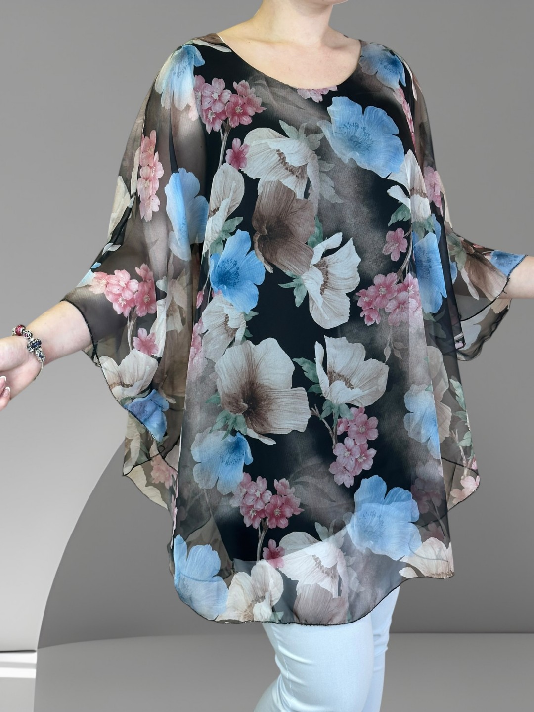 Η μπλούζα μουσελίνα που χαρίζει αέρινη κίνηση