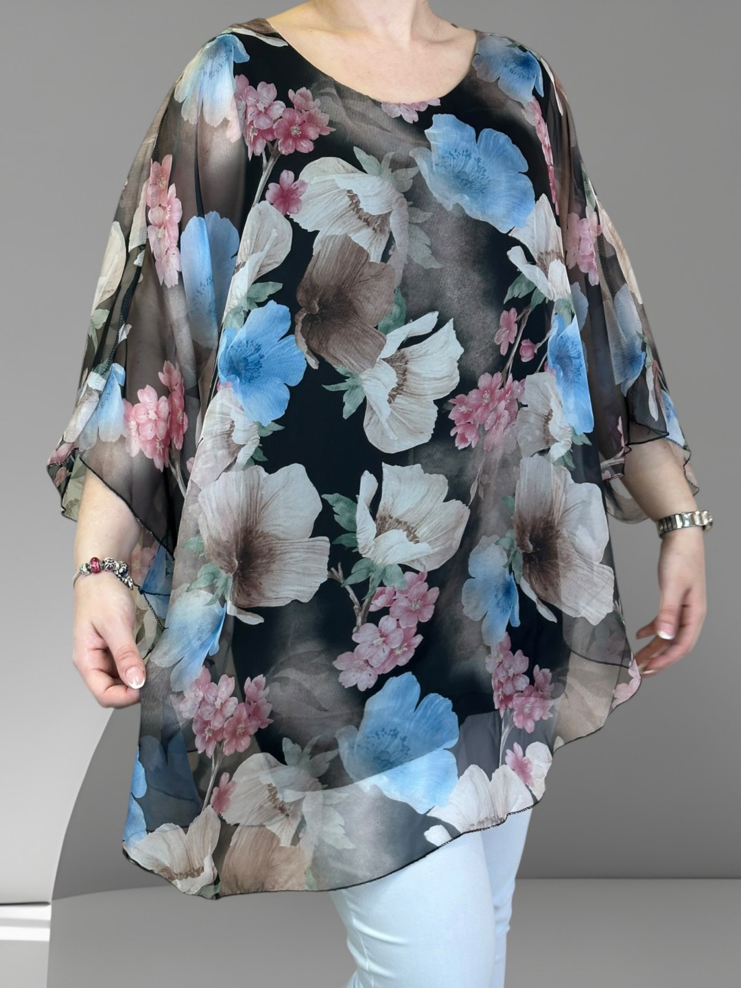 Η μπλούζα μουσελίνα που χαρίζει αέρινη κίνηση