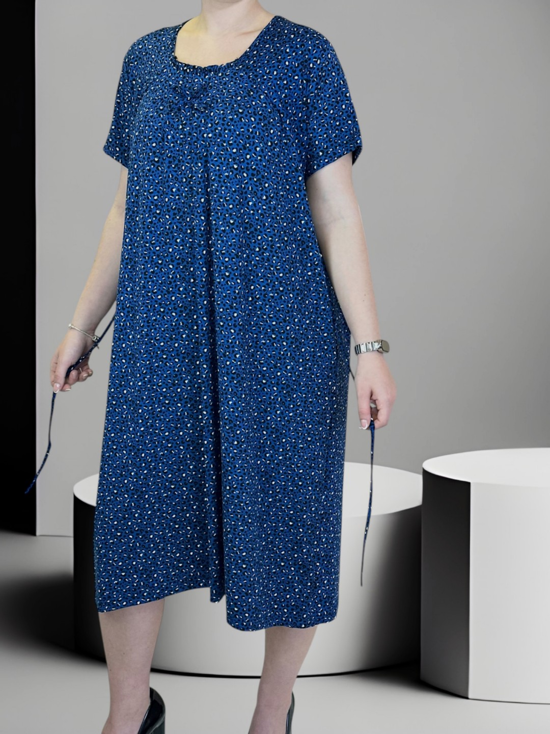 Φόρεμα με δέσιμο που αγκαλιάζει το σώμα