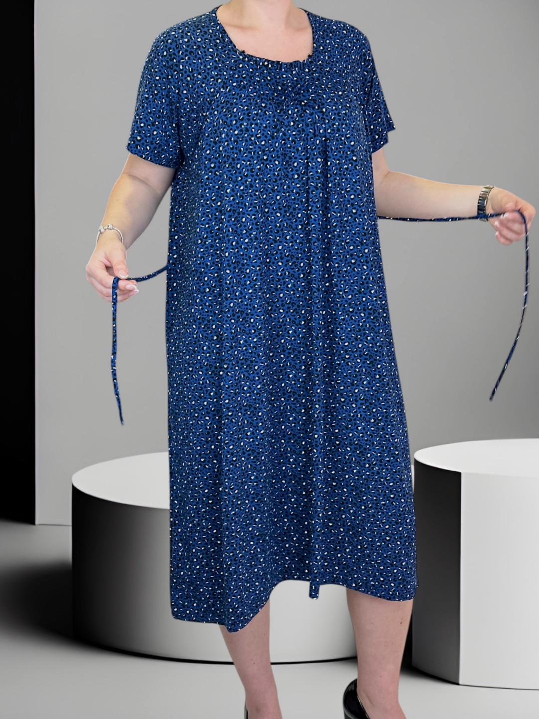 Φόρεμα με δέσιμο που αγκαλιάζει το σώμα