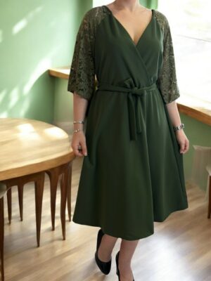 Κομψό κρουαζέ φόρεμα με δαντελένια μανίκια