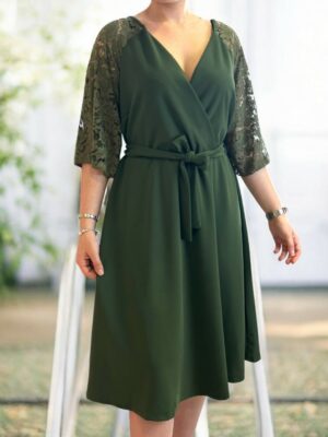 Κομψό κρουαζέ φόρεμα με δαντελένια μανίκια