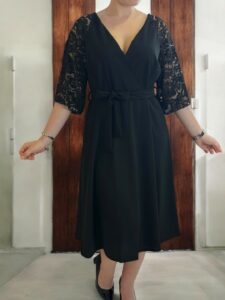 Κομψό κρουαζέ φόρεμα με δαντελένια μανίκια