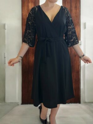 Κομψό κρουαζέ φόρεμα με δαντελένια μανίκια