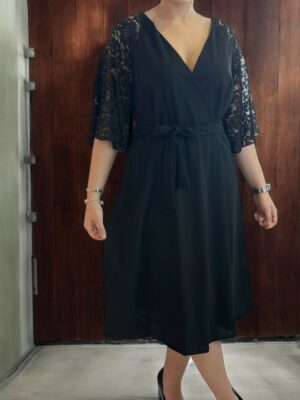 Κομψό κρουαζέ φόρεμα με δαντελένια μανίκια