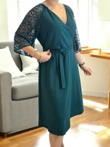 Κομψό κρουαζέ φόρεμα με δαντελένια μανίκια