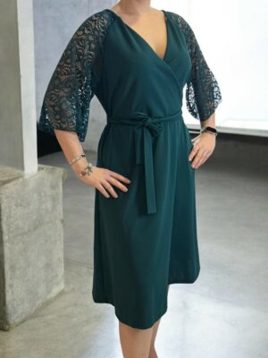 Κομψό κρουαζέ φόρεμα με δαντελένια μανίκια