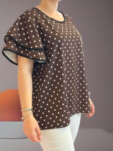 Elegant πουά μπλούζα με φίνα βολάν μανίκια