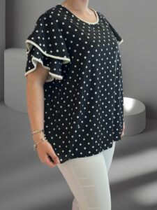 Elegant πουά μπλούζα με φίνα βολάν μανίκια