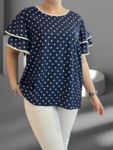 Elegant πουά μπλούζα με φίνα βολάν μανίκια