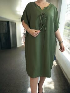 Minimal φόρεμα με κουμπιά που κάνουν τη διαφορά