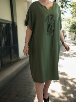 Minimal φόρεμα με κουμπιά που κάνουν τη διαφορά