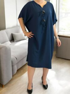 Minimal φόρεμα με κουμπιά που κάνουν τη διαφορά