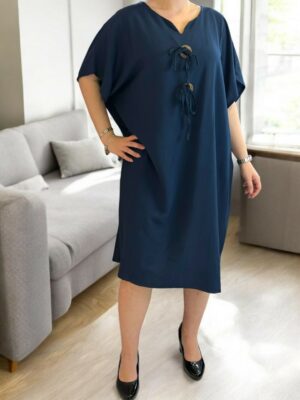 Minimal φόρεμα με κουμπιά που κάνουν τη διαφορά