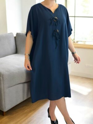 Minimal φόρεμα με κουμπιά που κάνουν τη διαφορά