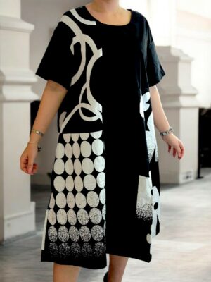 Κομψό ασπρόμαυρο φόρεμα με ιδιαίτερη υφή