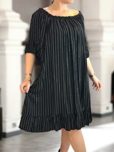 Φόρεμα με off shoulder γραμμή και μοντέρνα ρίγα