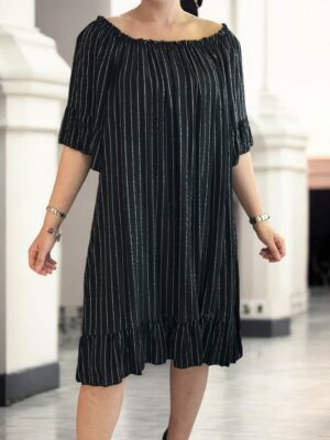 Φόρεμα με off shoulder γραμμή και μοντέρνα ρίγα