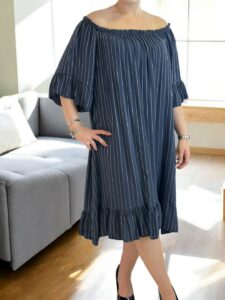 Φόρεμα με off shoulder γραμμή και μοντέρνα ρίγα