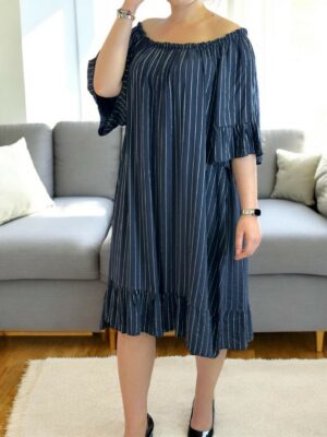 Φόρεμα με off shoulder γραμμή και μοντέρνα ρίγα