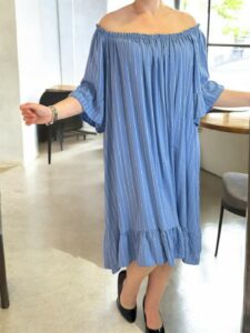 Φόρεμα με off shoulder γραμμή και μοντέρνα ρίγα
