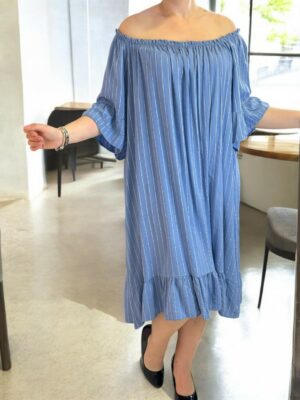 Φόρεμα με off shoulder γραμμή και μοντέρνα ρίγα