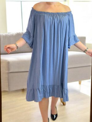 Φόρεμα με off shoulder γραμμή και μοντέρνα ρίγα
