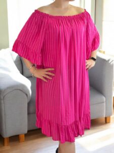 Φόρεμα με off shoulder γραμμή και μοντέρνα ρίγα