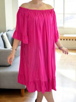 Φόρεμα με off shoulder γραμμή και μοντέρνα ρίγα