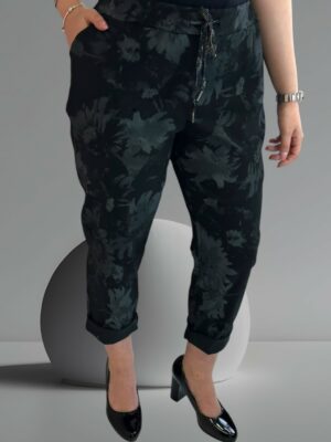 Το floral παντελόνι που συνδυάζει άνεση & στυλ