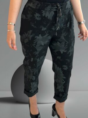 Το floral παντελόνι που συνδυάζει άνεση & στυλ