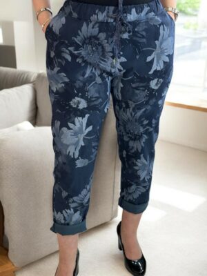 Το floral παντελόνι που συνδυάζει άνεση & στυλ