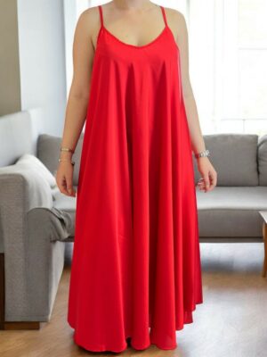 Elegant σατέν φόρεμα με φίνα τιράντα