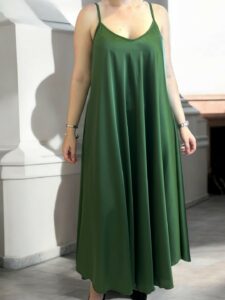 Elegant σατέν φόρεμα με φίνα τιράντα